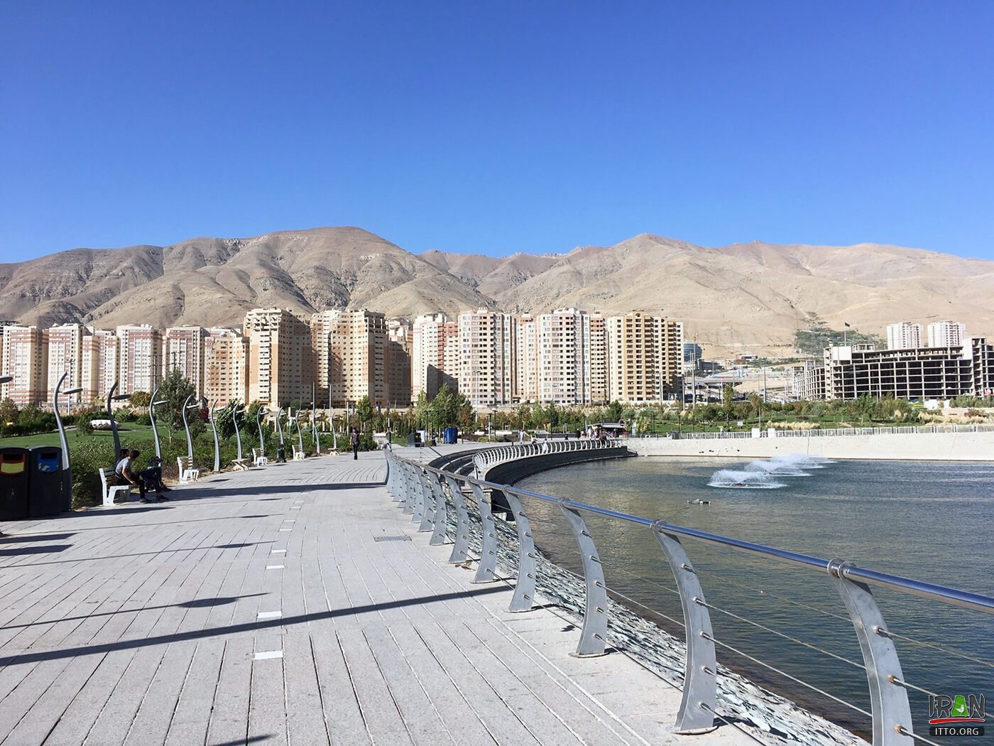 کافه های دریاچه چیتگر